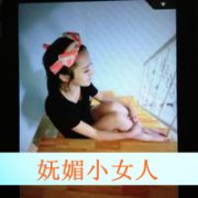 <b>学生情侣头像一男一女,傻瓜爱你哦</b>