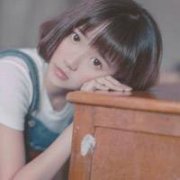 趴着的女生唯美头像