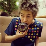 夏天穿圆点T恤的阳光男生头像-你在我就微笑