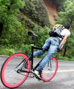 qq皮肤透明男生骑死飞