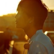 阳光意境男生头像-仰望阳光的灼眼