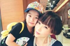 高晓松跟嫩妻秀甜蜜