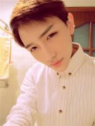 妖娆清新男生qq皮肤