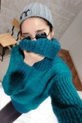 戴墨镜的运动阳光女生皮肤