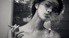 个性霸气范儿女生抽烟伤感图片
