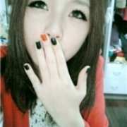 各种可爱女生萌头-涂指甲的美女QQ头像