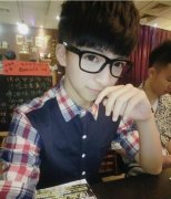 帅气的戴眼镜男生皮肤