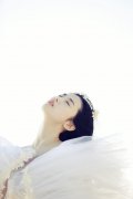 穿婚纱的美丽女生皮肤