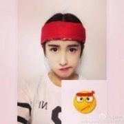 模仿QQ小黄脸表情的女生