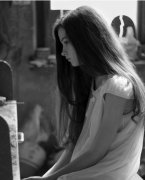 黑白霸气的欧美女生图片