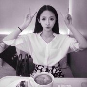 穿白衬衫的可爱女生皮肤