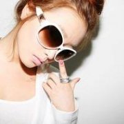 戴墨镜女生QQ头像-选自百度女生头像吧 小编整理