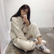 女生自拍简约的头像
