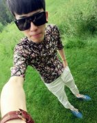 戴墨镜的帅气男生皮肤