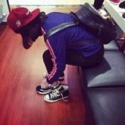 短发个性的女生头像
