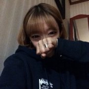 短发可爱的女生皮肤