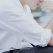 白衬衫简约的男生头像