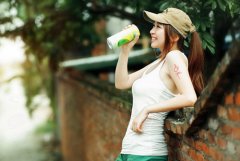 自然中的女生素材图片