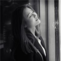 伤感的黑白女生qq头像