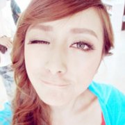 闭着一个眼睛的可爱女生头像-看见秒针滴滴答