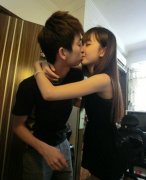 情侣幸福的接吻皮肤