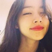 自信甜美的女生皮肤