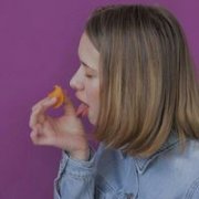 欧美女生简约的头像