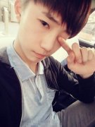 伤感的帅气男生皮肤