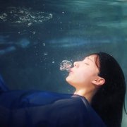 漆黑意境的女生皮肤
