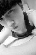 黑白帅气的男生皮肤