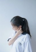 安静简约的女生皮肤