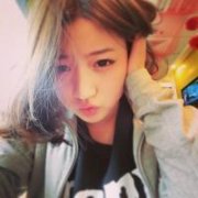 拿着面具的个性女头像:妹子要爱爱