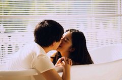 情侣图片一男一女对视