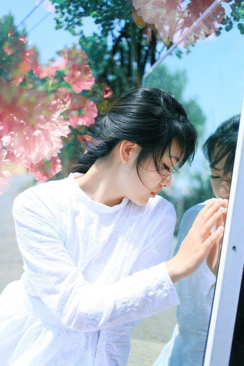 qq简单的女生意境皮肤