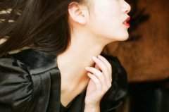 个性的气质安静女生皮肤