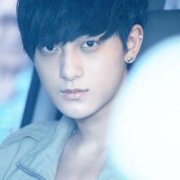 黄子韬最新的qq帅气头像