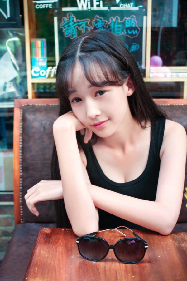 青春甜美的女生qq皮肤
