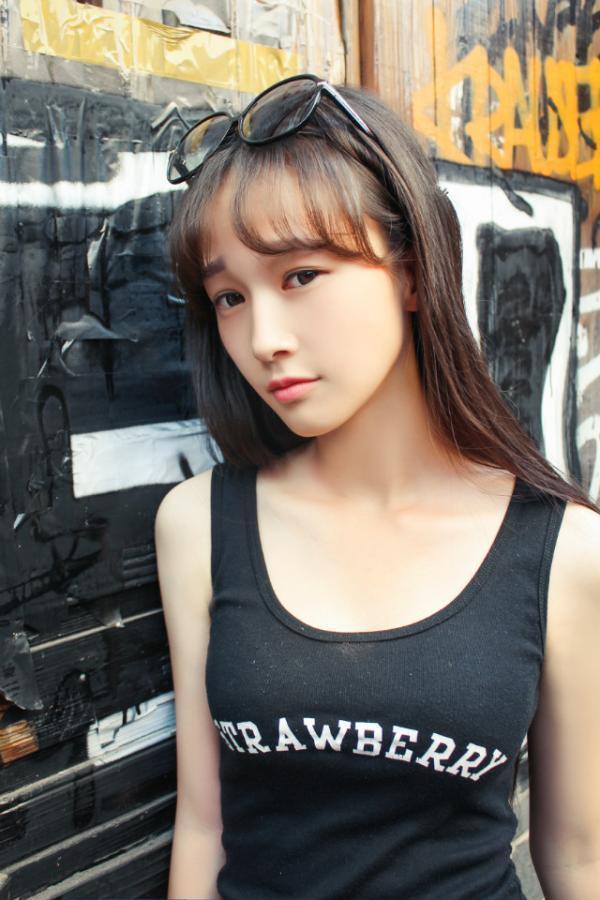 青春甜美的女生qq皮肤