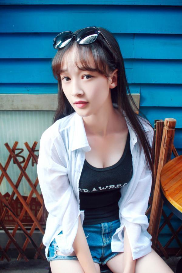 青春甜美的女生qq皮肤