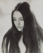 黑白的个性欧美女生图片