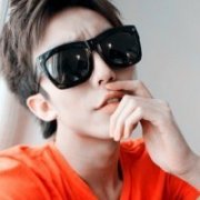 戴眼镜可爱男生头像-怕有一天我会失去你