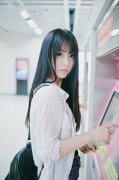 漂亮的安静女生可爱皮肤