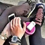 情侣甜蜜的牵手个性头像