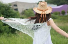 戴帽子的女生图片 背影图片