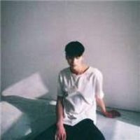 最新的简单男生个性头像