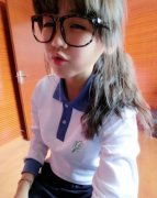 穿校服的可爱女孩皮肤