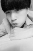 黑白伤感男生qq皮肤
