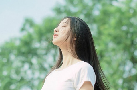 浅唱心依，毫不掩饰我透支的幸福，在爱的港湾里守候。