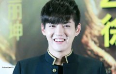 吴亦凡帅气的笑容个性图片