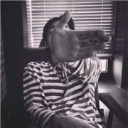 黑白简单的个性男生qq头像
